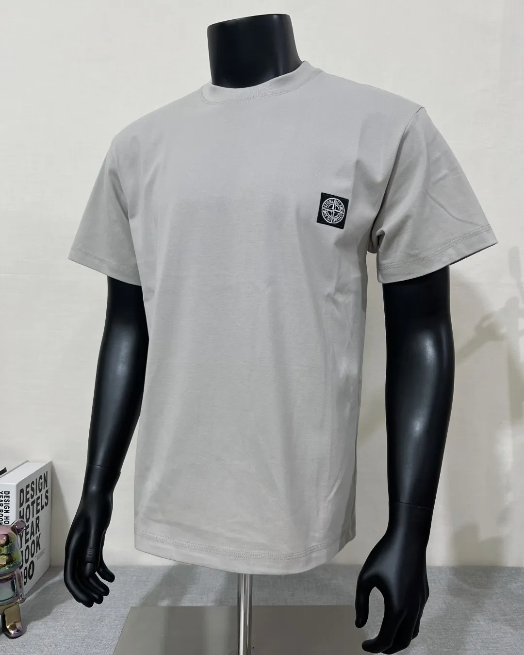 P140 Stone Island/Stone Island classic official website is on sale; small logo embroidery and pressed round neck short-sleeved T-shirt, strictly control the size of the logo, neat and clear letters, and the details are consistent with the original version; the original 240g double yarn 100% cotton fabric is selected; the upper body is simple, beautiful and very durable, with three-needle stitching and high-standard workmanship, with complete three-label details, high-temperature washing, soft fabric, better breathability, no shrinkage or deformation after washing, versatile style Match as you like, European size version, colors: black, dark gray, lilac gray, white; sizes XS-L, (L can wear up to 200 pounds)